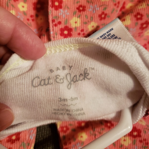 Long sleeve onesie and pink flowered jumper - Picture 3 of 4